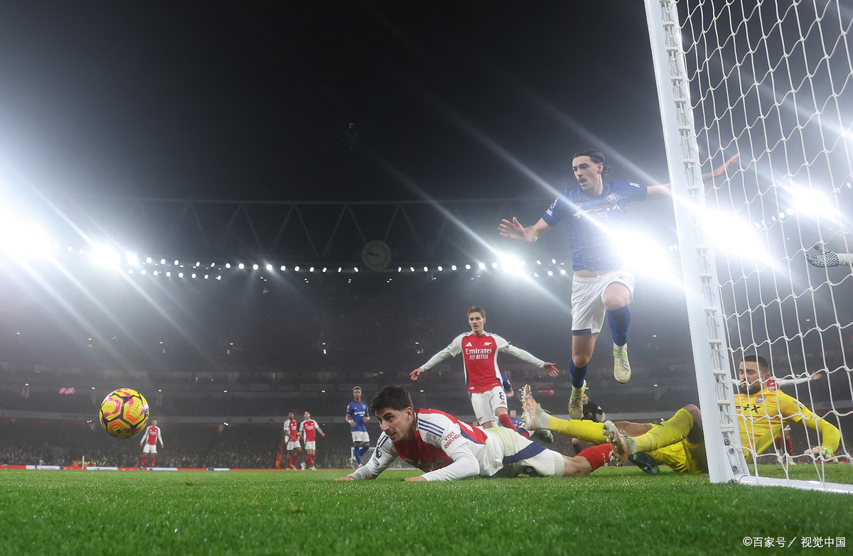 击败对手，球队在足球比赛中表现出色