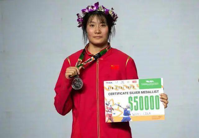 包含拳击中量级：俄罗斯选手斩获金牌的词条