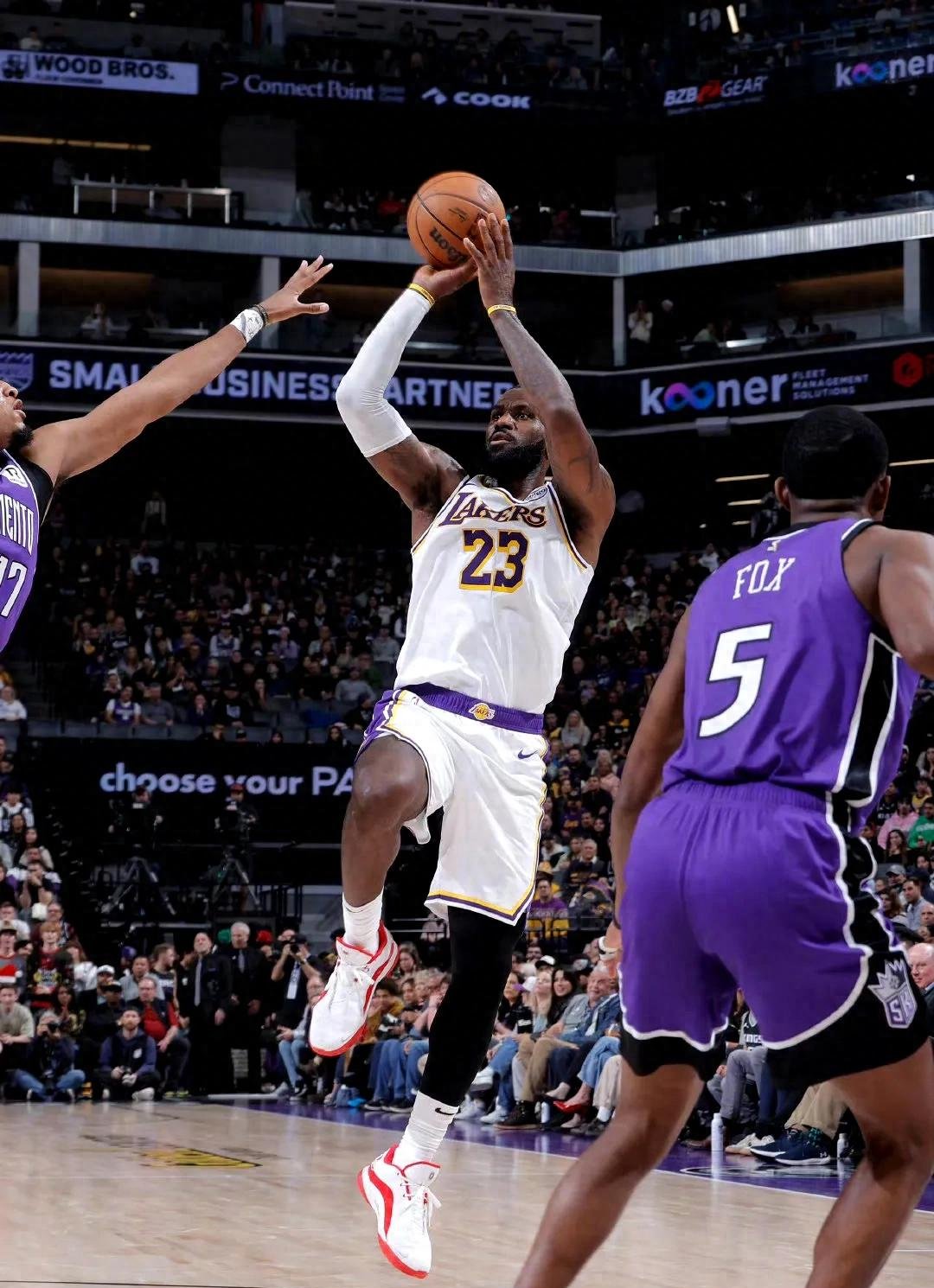 NBA常规赛：湖人力克篮网，取得两连胜