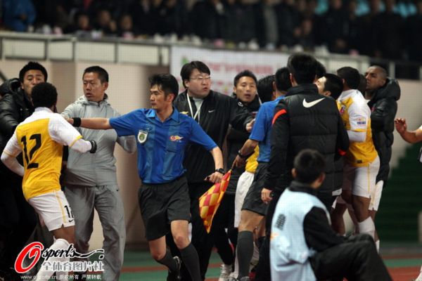 包含青岛中能客场战平上海申鑫，积分榜位置保持不变的词条