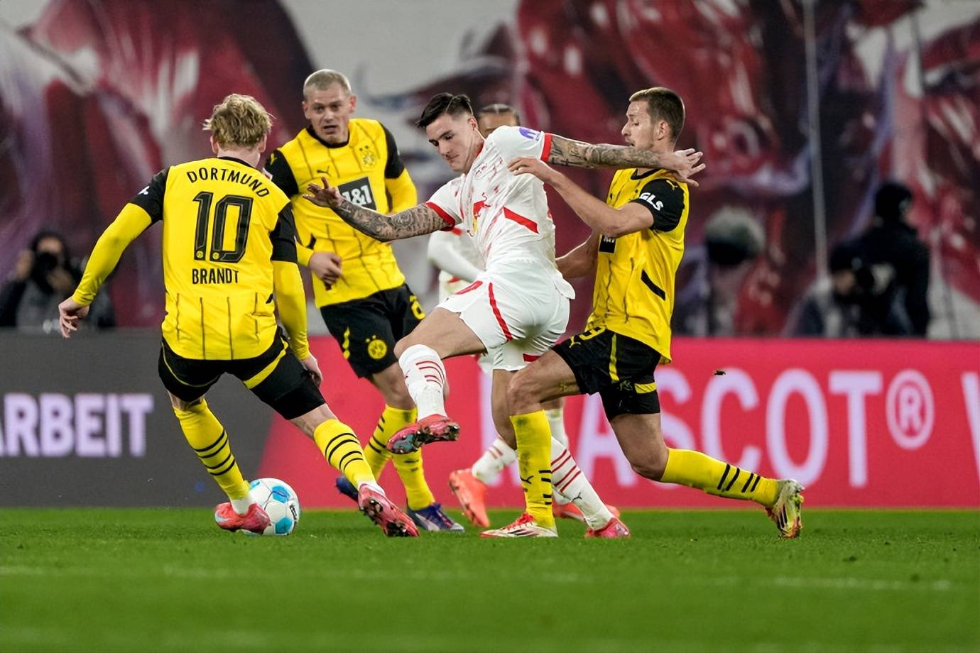 乐鱼体育vip注册-关于多特蒙德客场大胜，逼近德甲榜首位置的信息