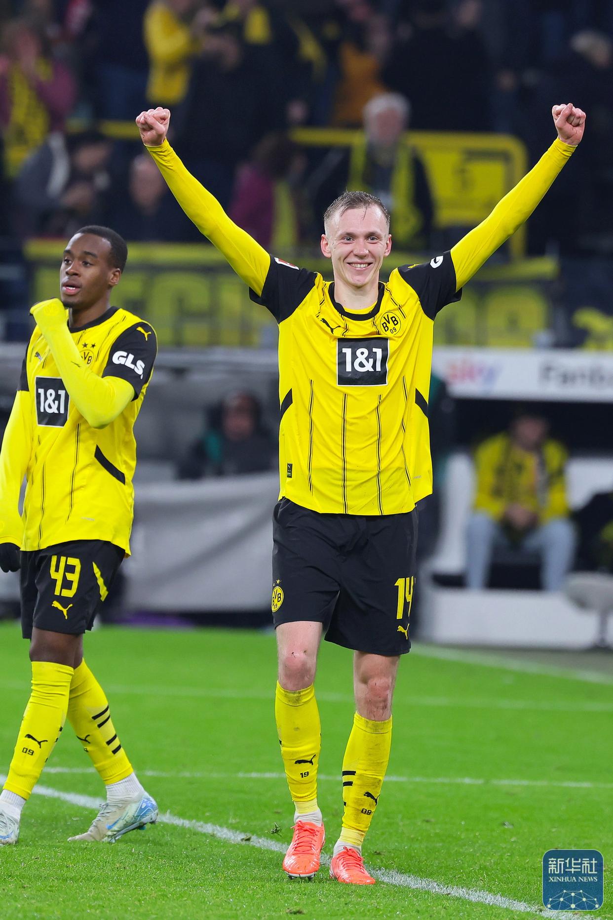 关于多特蒙德客场大胜，逼近德甲榜首位置的信息